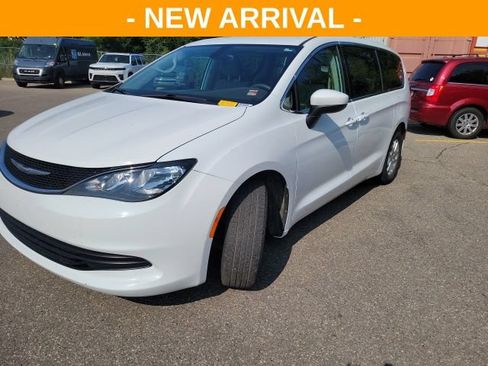 Used 2017 Chrysler Pacifica Touring FWD image 7