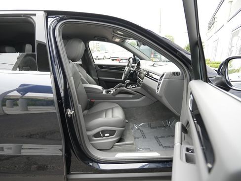 Used 2021 Porsche Cayenne AWD/4WD image 31