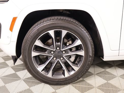 Used 2023 Jeep Grand Cherokee Overland w/ Luxury Tech Group IV AWD/4WD image 19