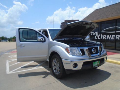 Used 2014 Nissan Frontier SL RWD image 20