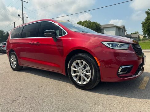 Used 2025 Chrysler Pacifica Select AWD/4WD image 3