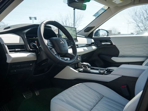 New 2025 Mitsubishi Outlander SEL image 18