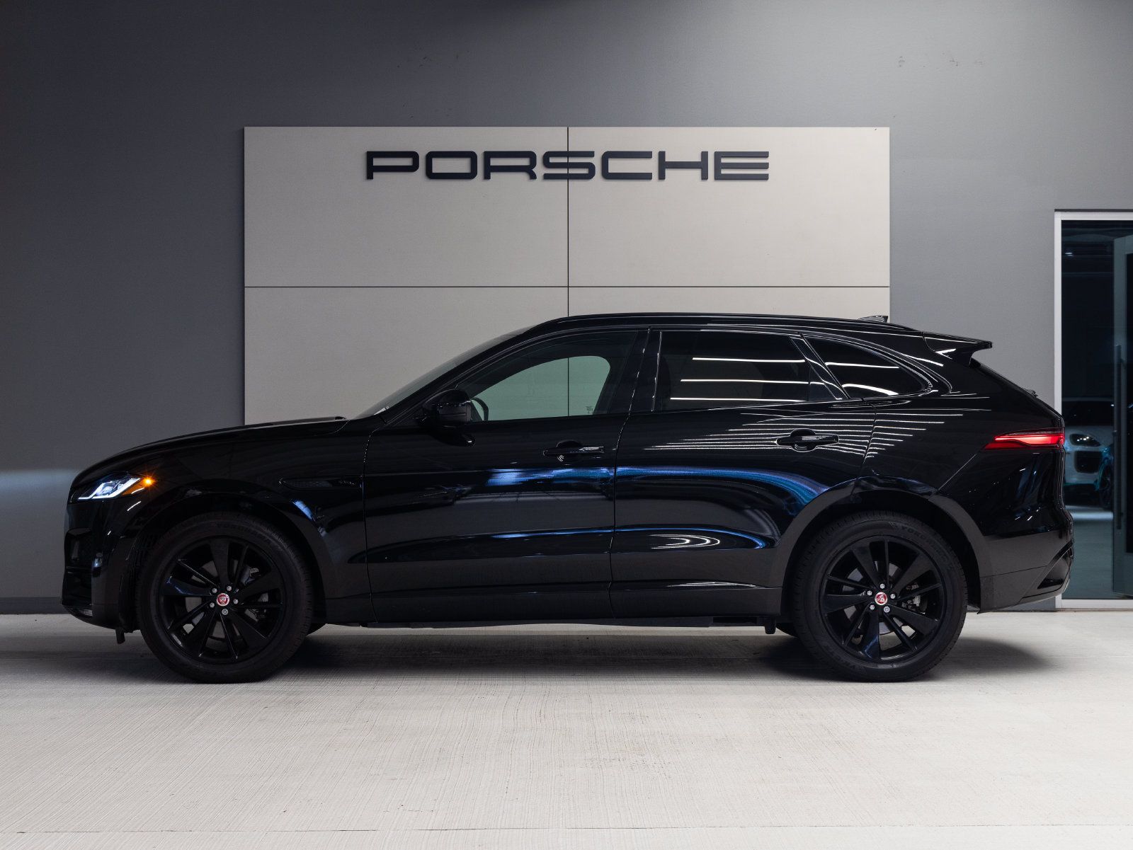 Used 2023 Jaguar F-PACE S AWD/4WD image 2