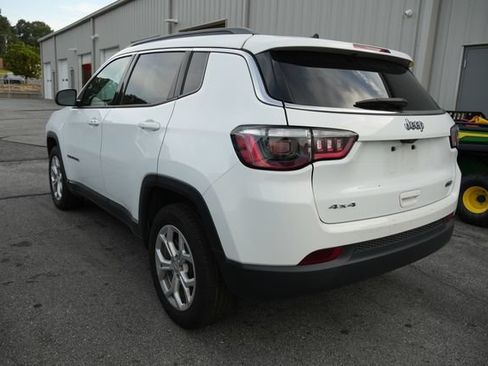 Used 2024 Jeep Compass Latitude AWD/4WD image 7