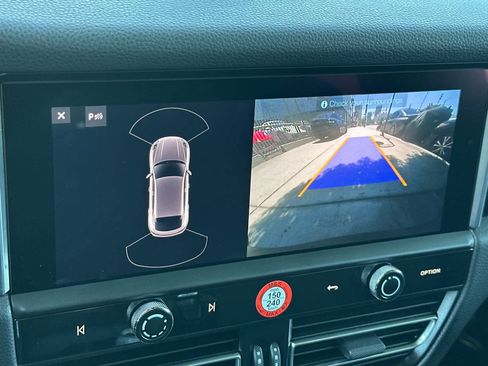 Certified 2025 Porsche Macan AWD/4WD image 22