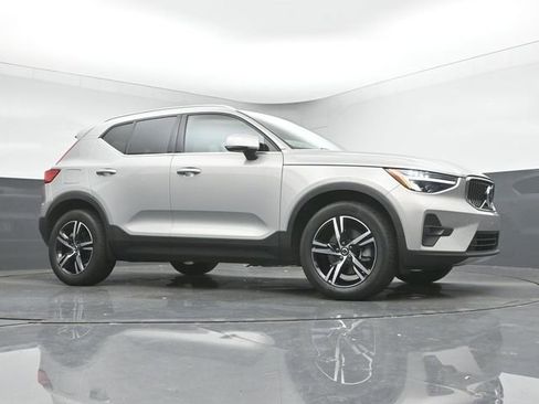 Used 2023 Volvo XC40 B5 Plus image 34