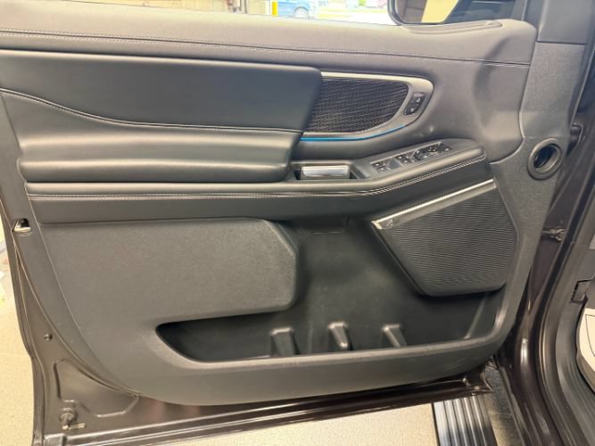 Used 2025 Ford Expedition Platinum w/ Stealth Performance Package AWD/4WD image 10