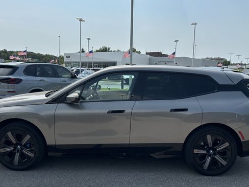 Used 2024 BMW iX xDrive50 w/ Premium Package AWD/4WD image 7
