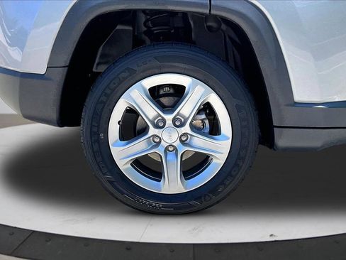 Used 2024 Jeep Compass Latitude AWD/4WD image 34