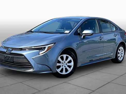 Used 2025 Toyota Corolla LE AWD/4WD image 2
