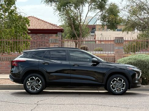 Used 2025 Chevrolet Trax LT FWD image 9
