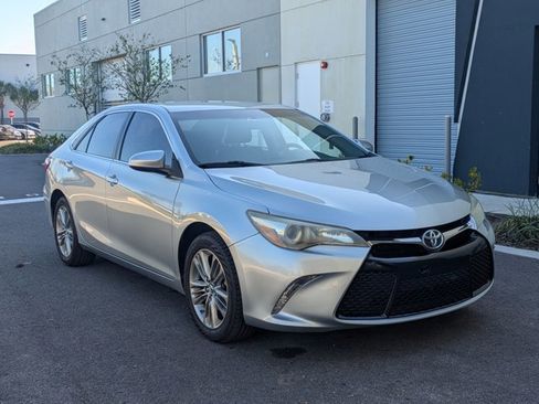 Used 2017 Toyota Camry SE image 3
