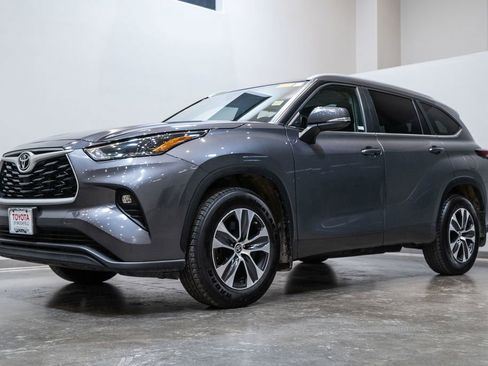 Certified 2024 Toyota Highlander XLE image 3