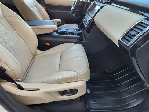Used 2018 Land Rover Discovery SE image 14