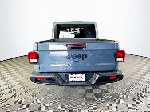 Certified 2025 Jeep Gladiator Overland AWD/4WD image 10