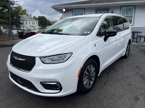 Used 2024 Chrysler Pacifica Limited FWD image 3