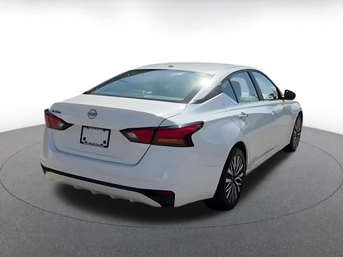 Used 2025 Nissan Altima 2.5 SV FWD image 15