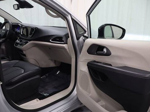 Certified 2024 Chrysler Pacifica Touring-L image 14