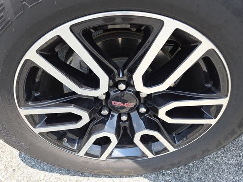 Used 2024 GMC Sierra 1500 AT4 w/ Technology Package AWD/4WD image 15