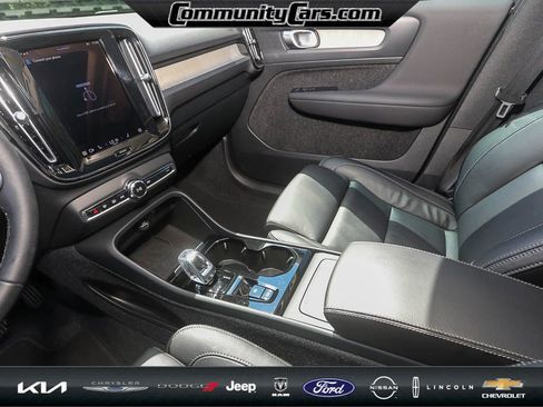 Used 2023 Volvo XC40 B5 Plus image 19