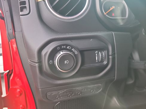 Used 2024 Jeep Wrangler Sahara image 31