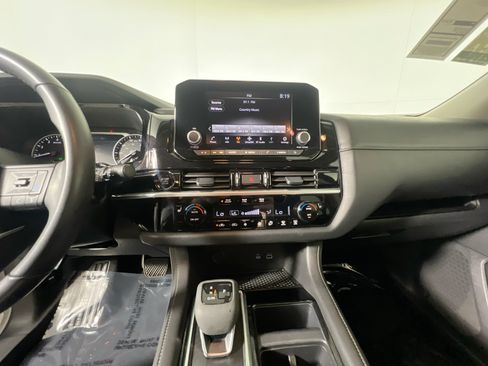 Used 2025 Nissan Pathfinder SV FWD image 25