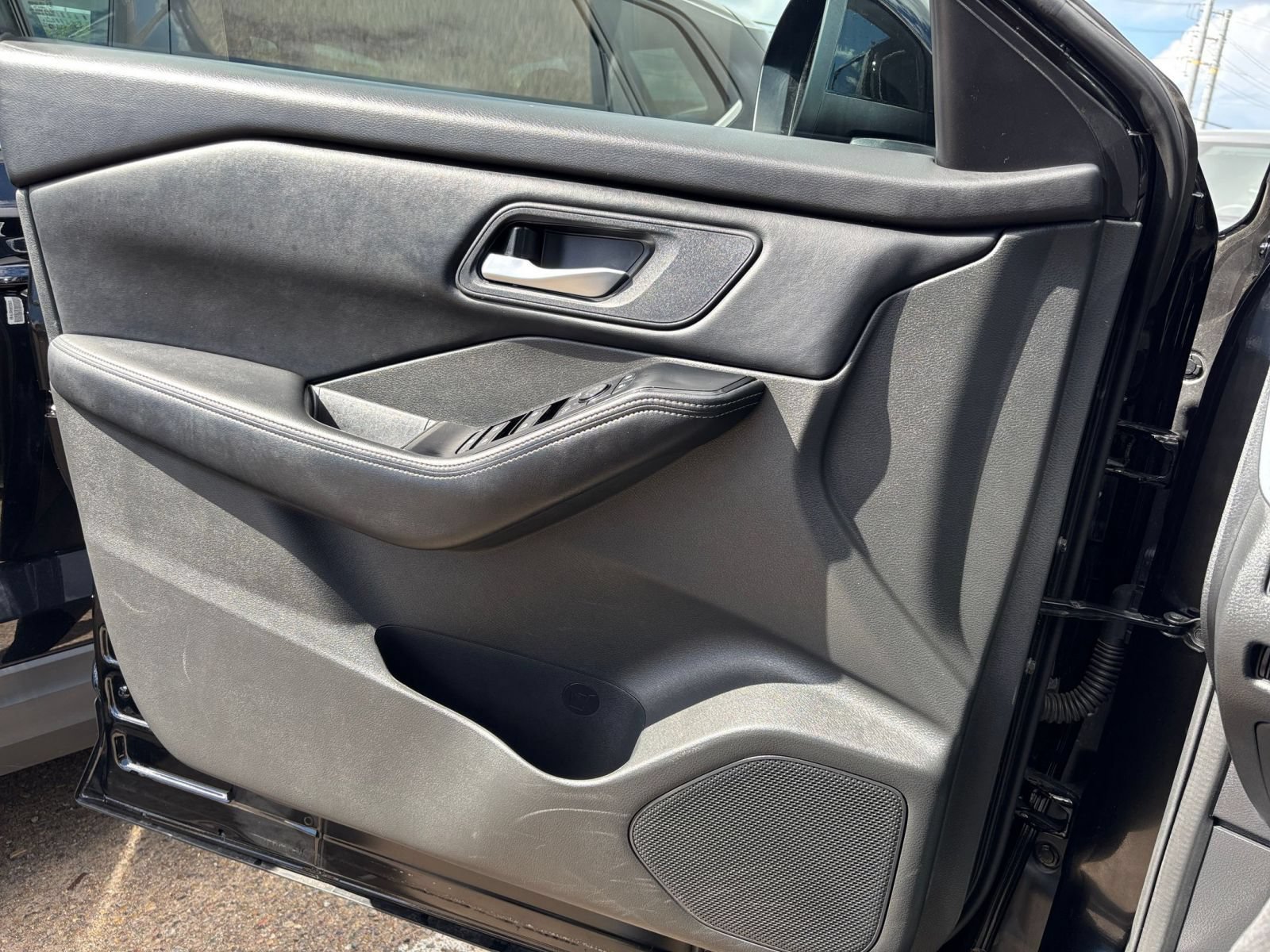 Used 2025 Nissan Rogue SV FWD image 18
