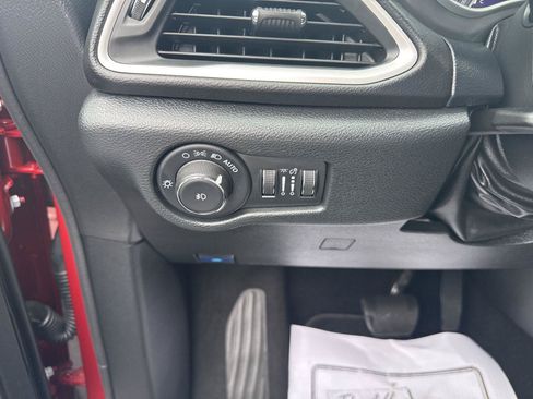 Used 2025 Chrysler Pacifica Select FWD image 21