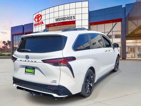 Used 2021 Toyota Sienna XSE w/ XSE Plus Package image 4