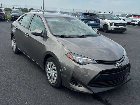 Used 2017 Toyota Corolla LE FWD image 3
