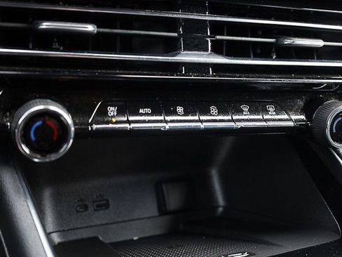 Used 2024 Chevrolet Traverse Z71 image 39