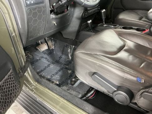 Used 2015 Jeep Wrangler Unlimited Rubicon w/ Katzkin Premium Leather Group AWD/4WD image 14