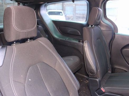 Used 2022 Chrysler Pacifica Touring image 12