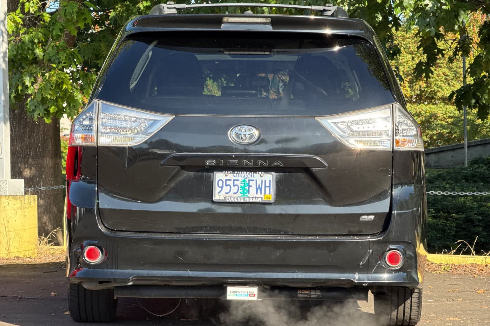 Used 2012 Toyota Sienna SE FWD image 7