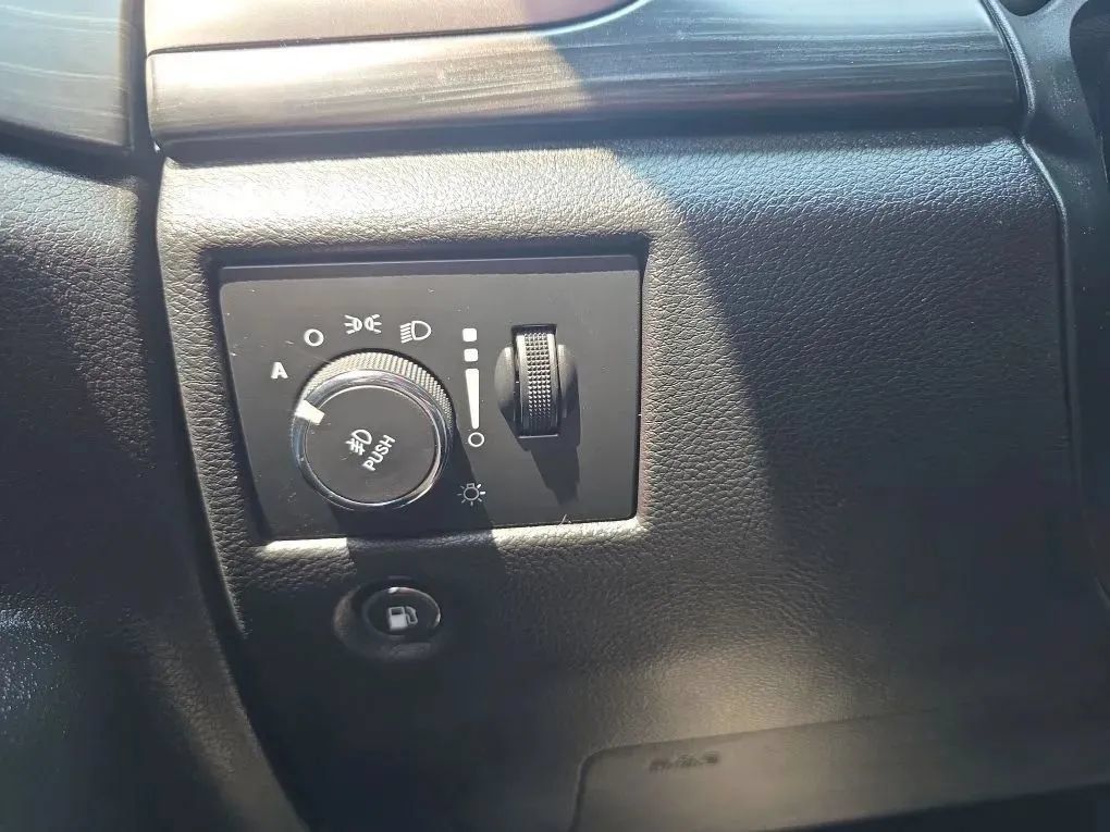 Used 2019 Jeep Grand Cherokee Altitude AWD/4WD image 23