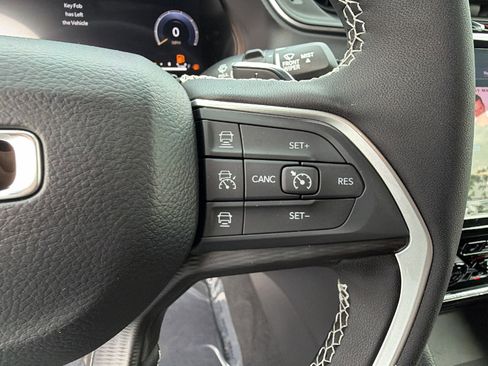 Used 2025 Jeep Grand Cherokee Laredo X w/ Luxury Tech Group I AWD/4WD image 29