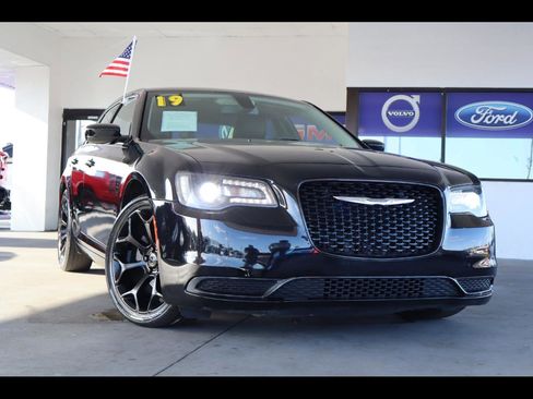 Used 2019 Chrysler 300 Touring w/ Sport Appearance Package image 1