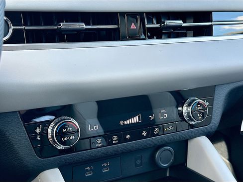 New 2025 Mitsubishi Outlander SE image 11