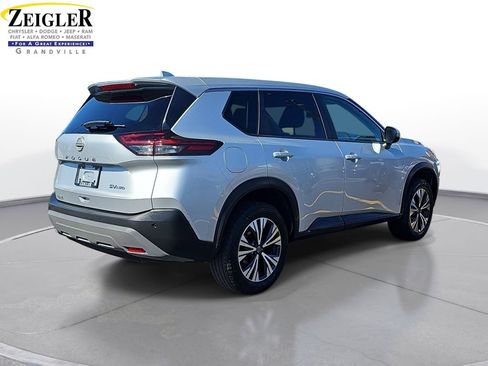 Used 2022 Nissan Rogue SV AWD/4WD image 5
