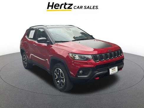 Used 2025 Jeep Compass Trailhawk image 1