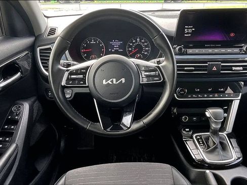 Used 2023 Kia Seltos S w/ Navigation Package FWD image 8