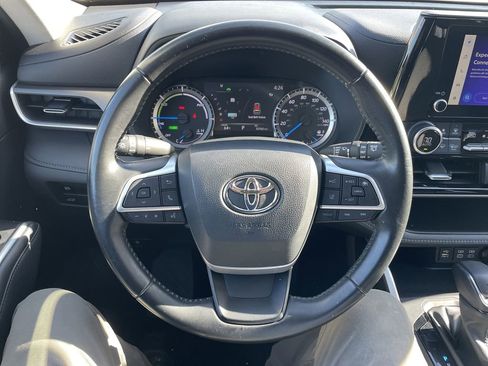Used 2023 Toyota Highlander LE AWD/4WD image 16