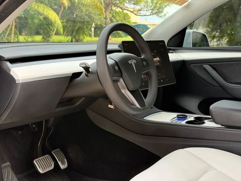 Used 2022 Tesla Model Y Long Range image 12