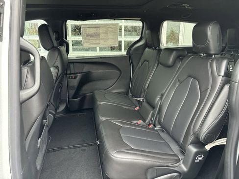 New 2026 Chrysler Pacifica Select image 9