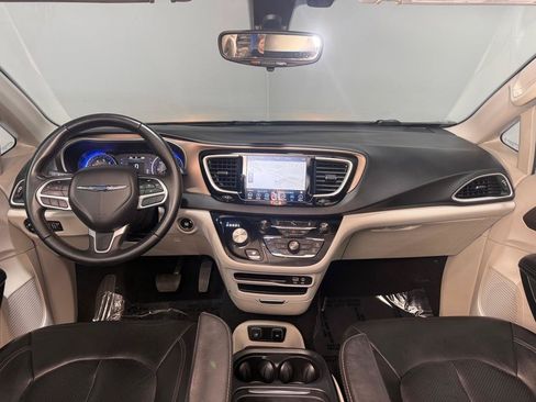 Used 2018 Chrysler Pacifica Touring-L w/ Premium Audio Group FWD image 19