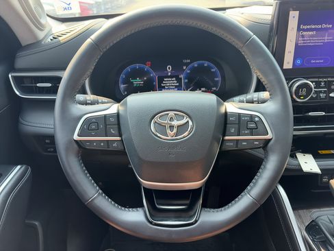 Used 2024 Toyota Highlander Limited AWD/4WD image 23