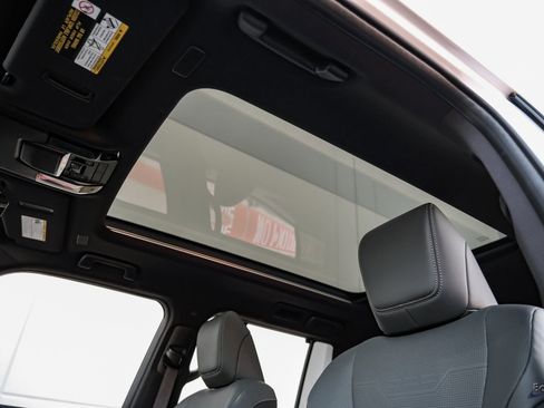 Used 2025 Lexus GX 550 w/ Accessory Package (2T) image 34