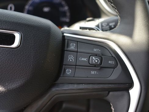 Used 2025 Jeep Grand Cherokee Altitude AWD/4WD image 16