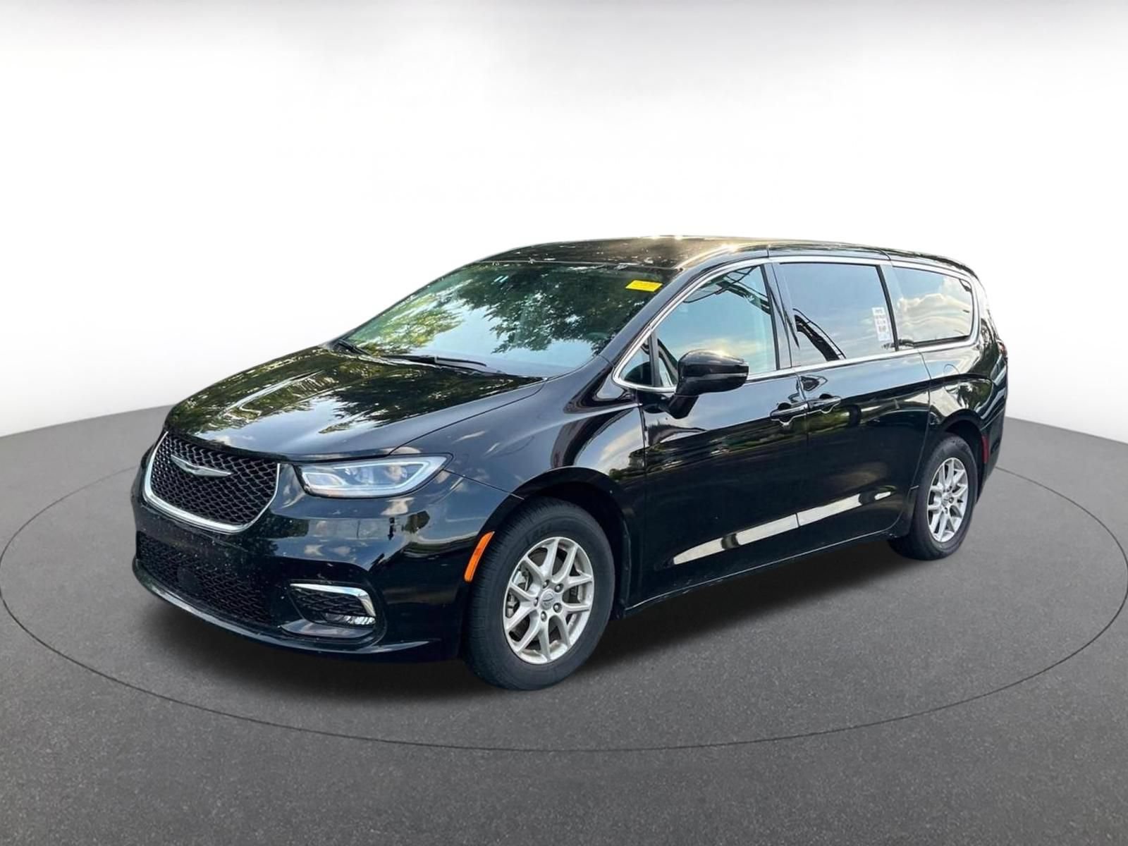 Used 2024 Chrysler Pacifica Touring-L FWD image 6