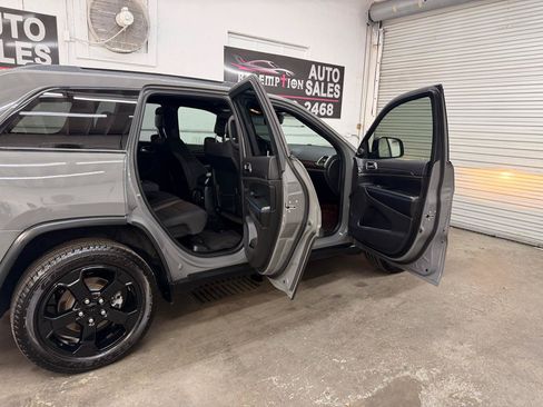 Used 2019 Jeep Grand Cherokee Laredo RWD image 33